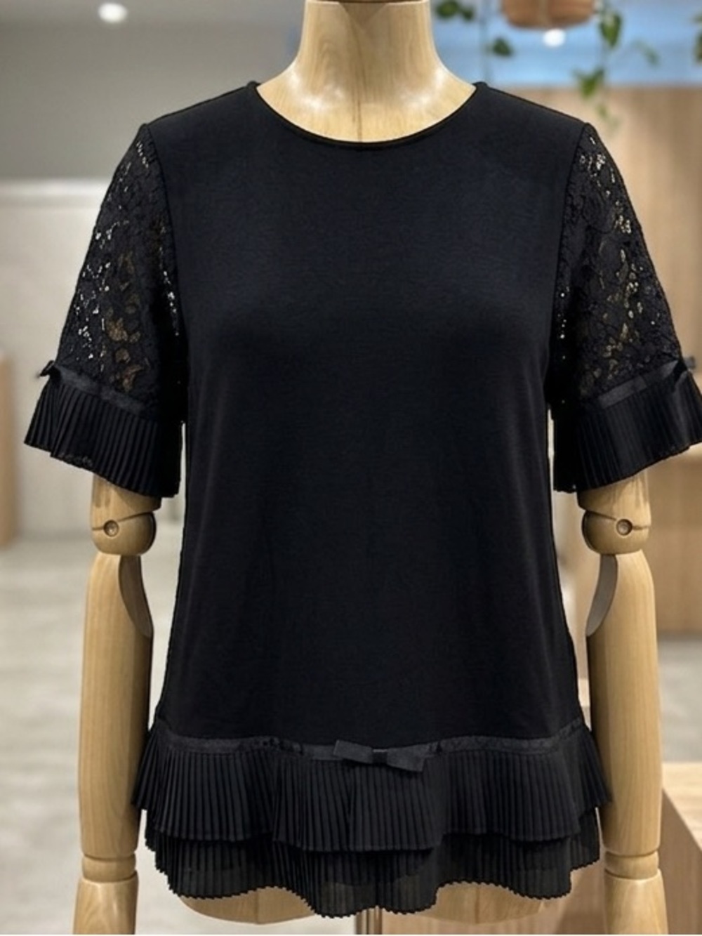Leo & Ugo Women's Black Lace-Sleeve Pleated-Hem Blouse size large/2/46